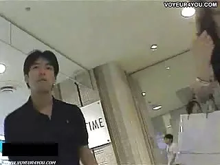 Lijepe djevojke u mini suknjama i lijepe djevojke