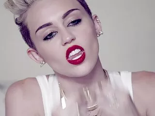 Video sex seksi miley cyrus - mi ne možemo zaustaviti igračke za odrasle u kući
