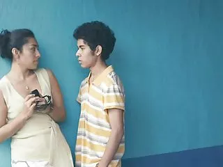 Zreloj dobi žena i mladić vrlo vrući seks scena s toplom zreli