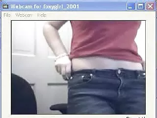 Prsata djevojka u razgovor i pokazuje svoje sise prsata pokazuje