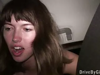 Lijepa djevojka-tinejdžer u javnim gangbang dio 5